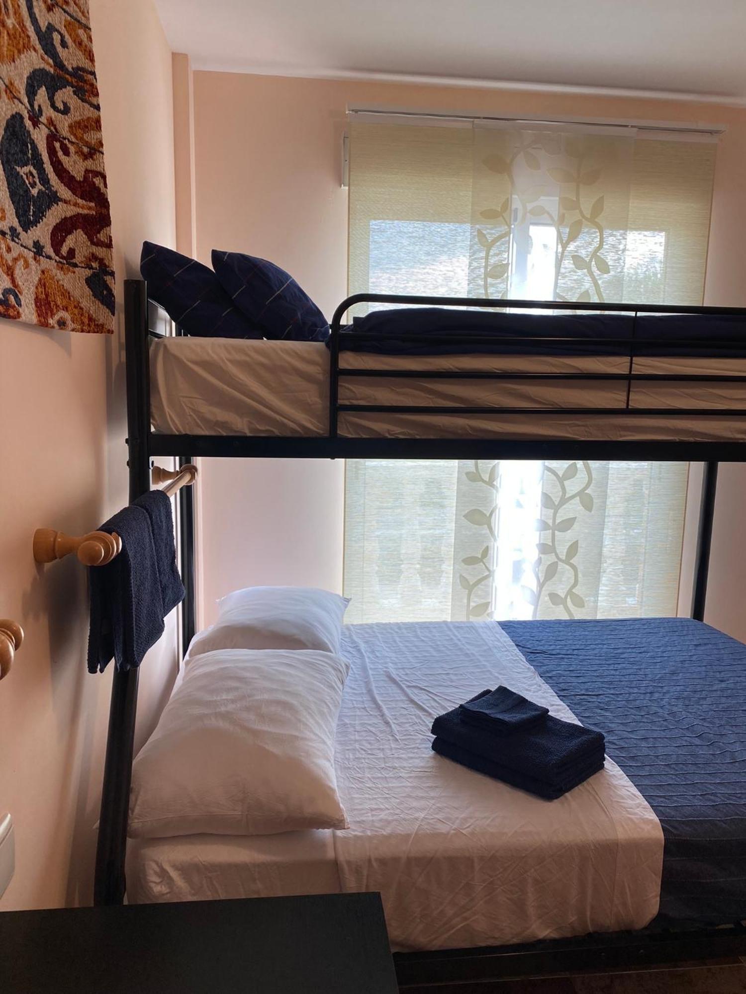 Comfortable Guest Room With Balcony Beniarjo Exterior foto